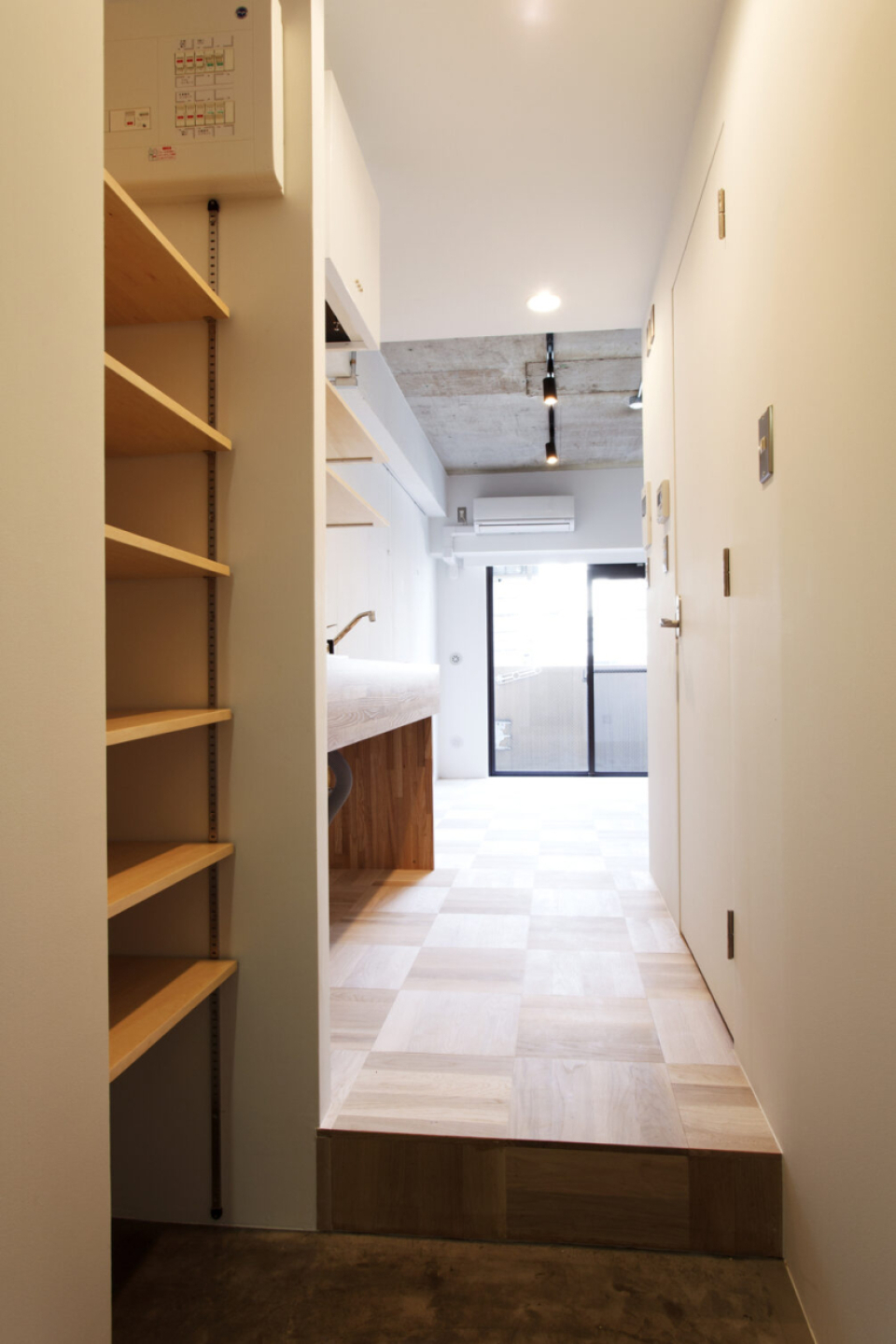 靴のほかに掃除道具なんかも玄関にしまえそうです