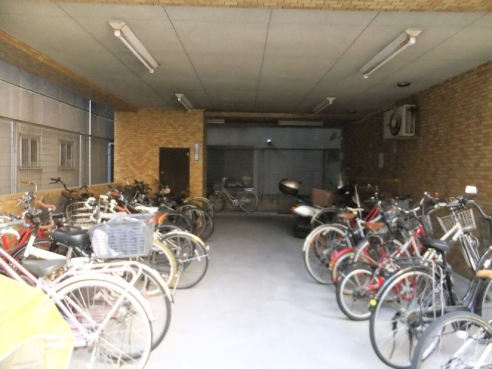 駐輪場は屋根付きです！