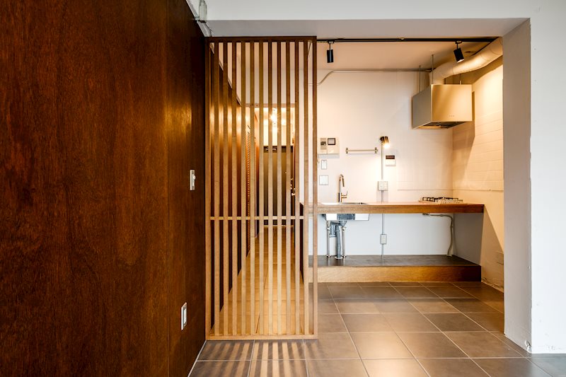 このルーバーが玄関からの視線を遮ってくれます