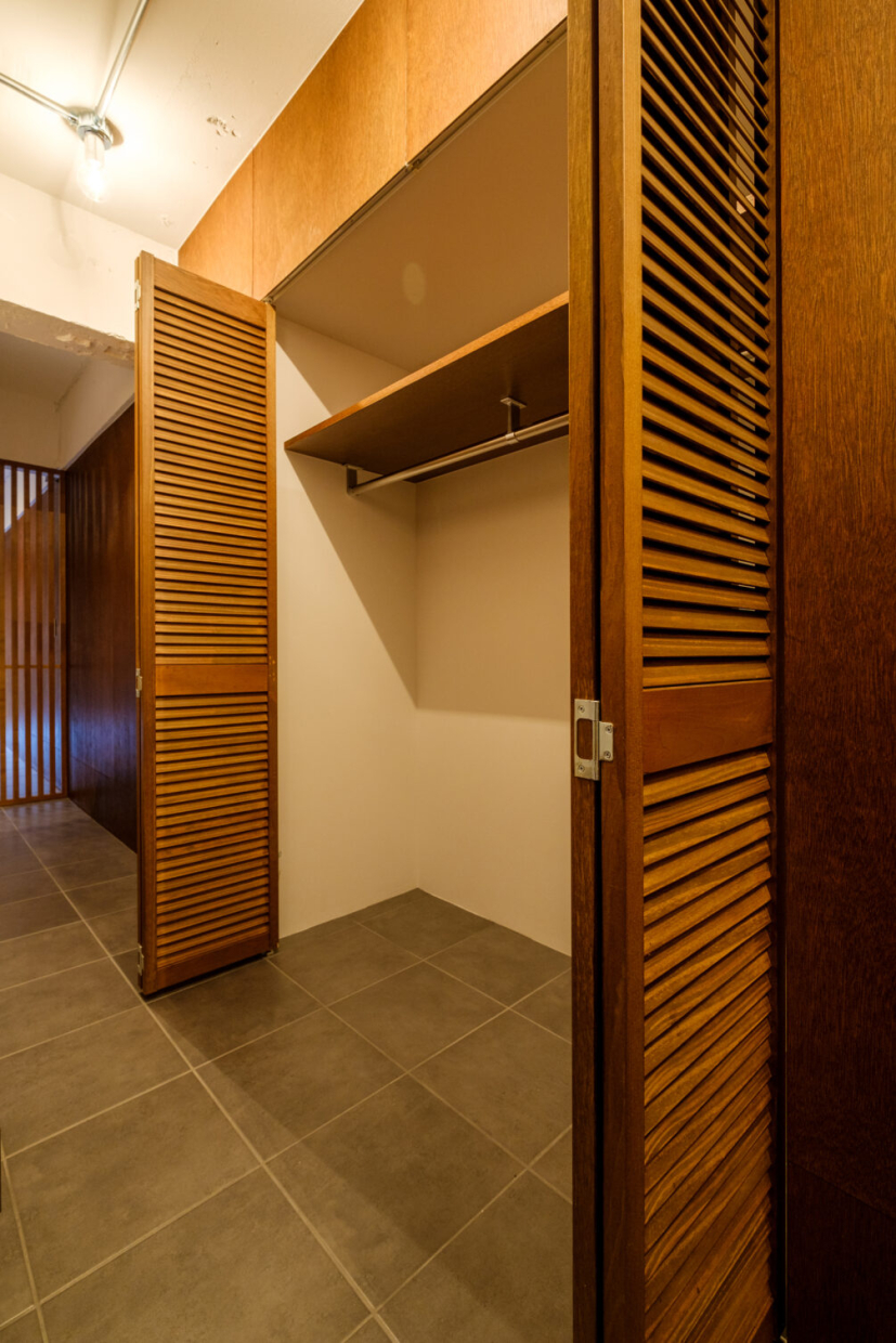 廊下の収納は扉付き！