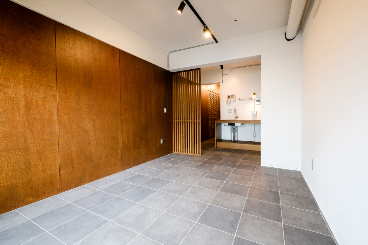 暖色系の照明が似合う大人な空間。