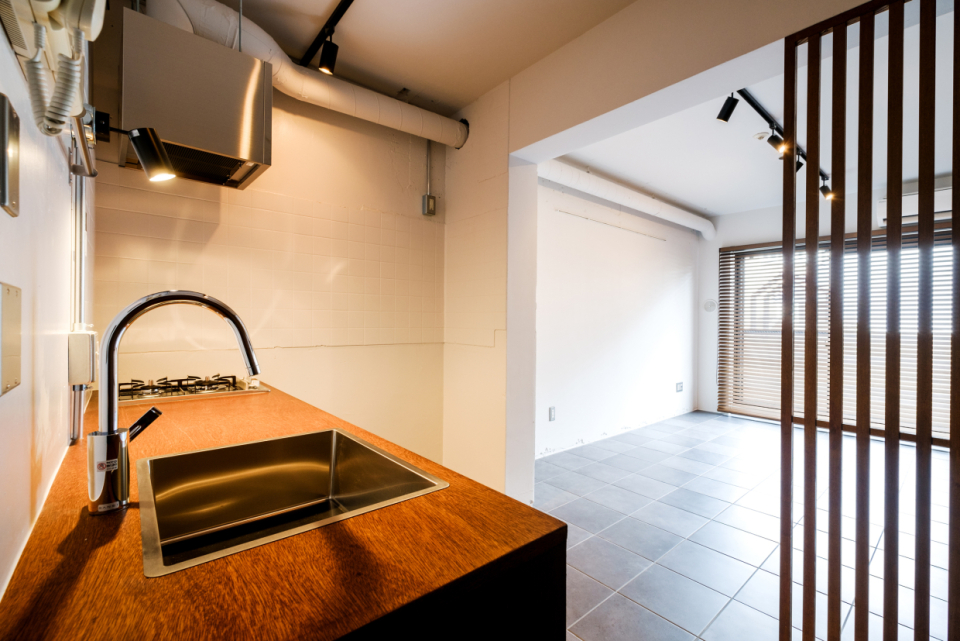 冷蔵庫は居室から見えない位置に置けます