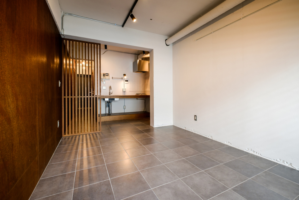 丸見えではなく、あえてちらっと見えるキッチンが素敵…