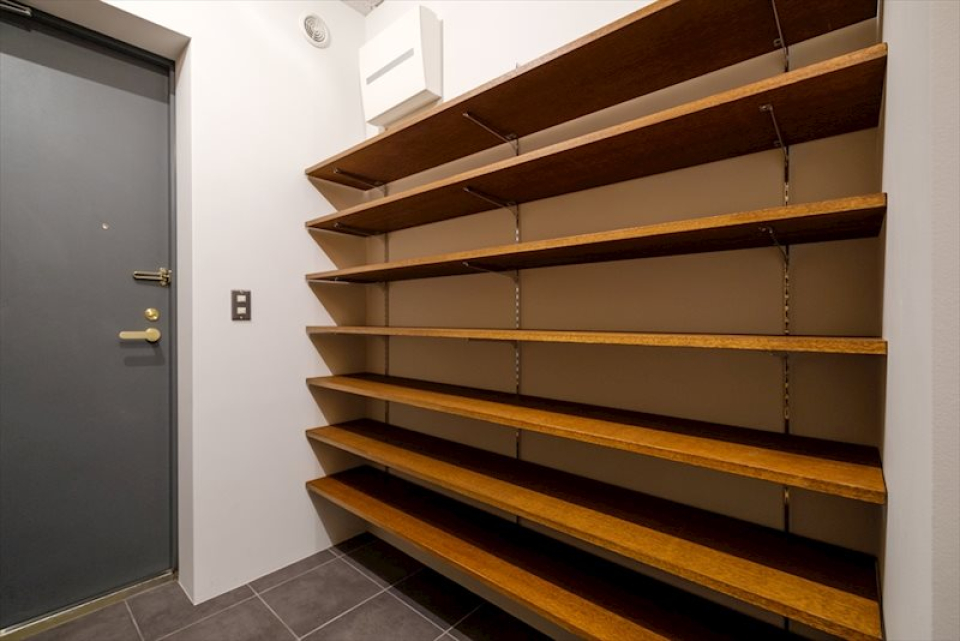 棚の一角に鏡を置いて、お出かけ前の身だしなみチェックに