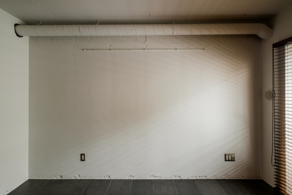 大きな家具は壁に沿って配置すると◎