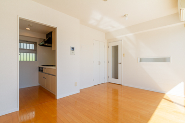 白い壁と艶やかなライトブラウンの床に日差しが似合う
※写真は同タイプ住戸です。
