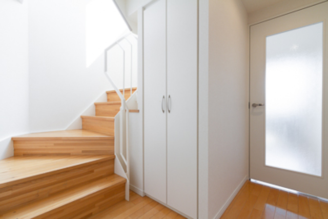 白い手すりが素敵なフロアをつなぐ階段。階段横には両開きのシューズボックス
※写真は同タイプ住戸です。