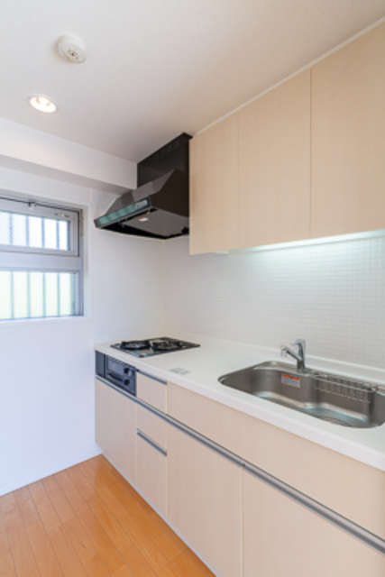 キッチンスペースは独立して2.7帖確保されていて、システムキッチンの機能性も充実
※写真は同タイプ住戸です。