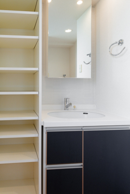 パウダールームには備え付けの棚があって収納力◎
※写真は同タイプ住戸です。