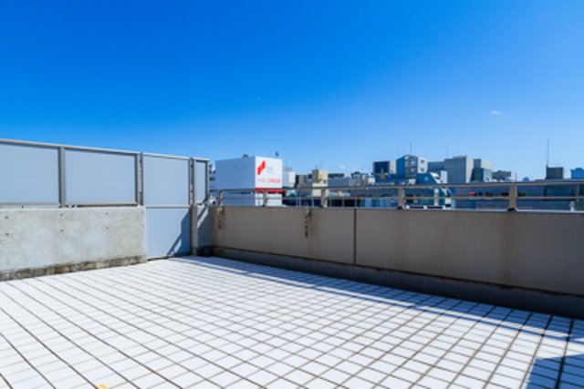 こんなに広いルーフバルコニーがあるお部屋