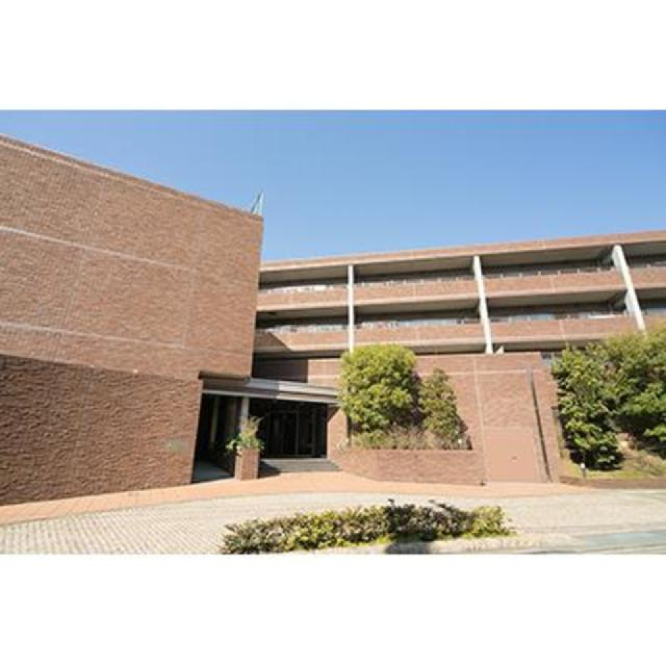 重厚感のある外観にグリーンが映える