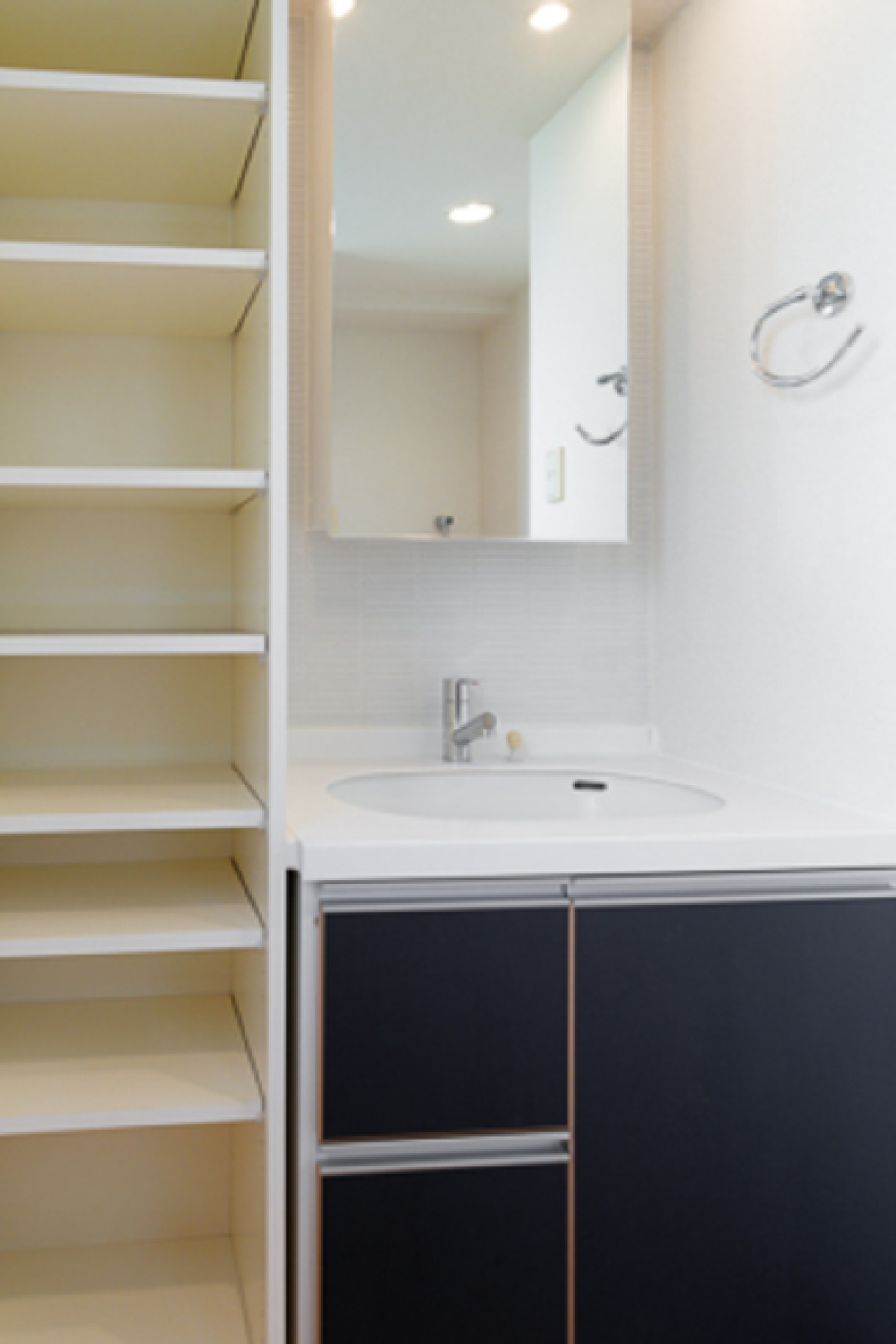 パウダールームには備え付けの棚があって収納力◎
※写真は同タイプ住戸です。