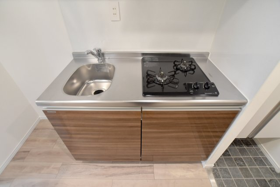 2口コンロですが作業スペースとシンクは狭め。要工夫