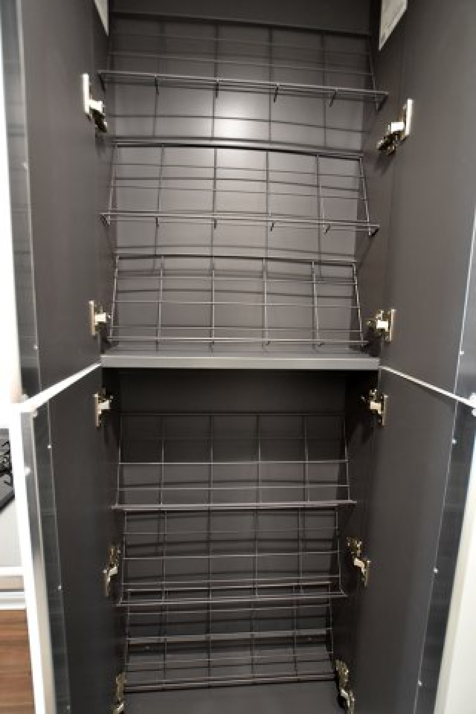 靴入れはラックタイプ