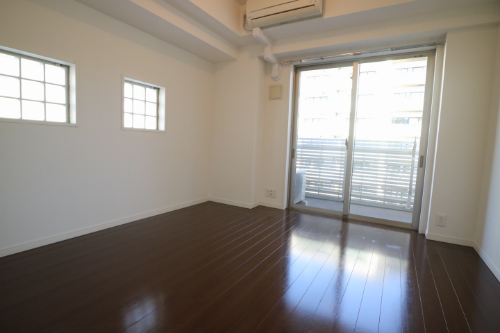 ※参考写真　内装の色は部屋によって異なる場合があります。