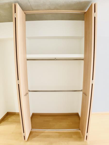 扉付きの収納はこちら。細々したものはこちらに。