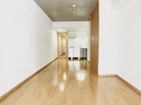 ぴかぴかのキッチンがちらり。