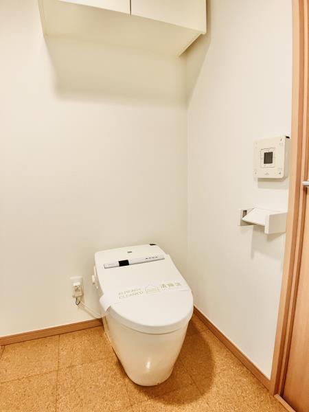 お手洗いは洗面と同室です