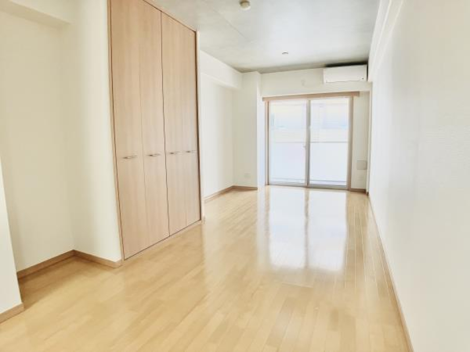 お部屋の中央に収納があり、ゆるっと空間を分けてくれています。