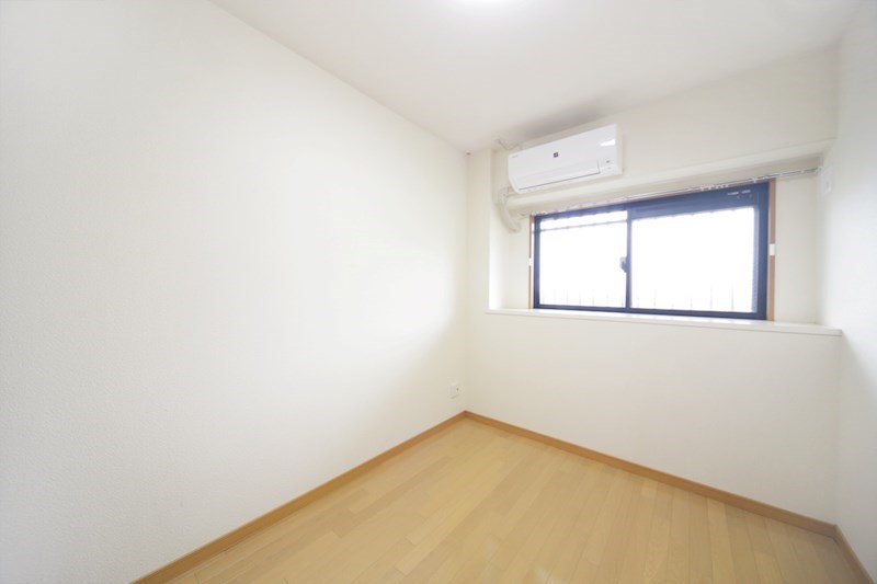 北側の寝室になる洋室。