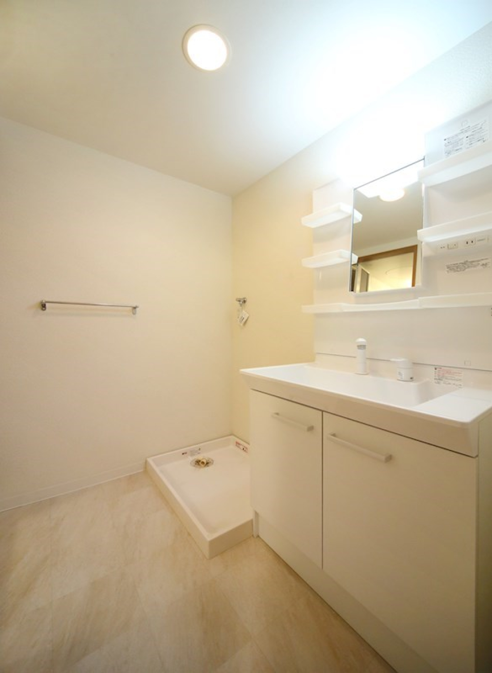 ゆとりのある洗面所。