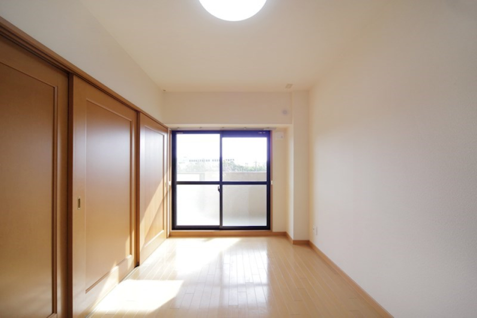 LDK横は扉で仕切る洋室。