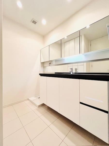 こちらは高級感あふれるパウダールーム。