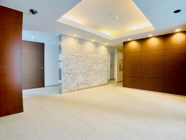 ホテルのような高級感あふれるエントランス。