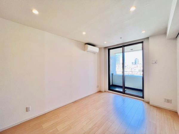 収納と反対側に窓があります。