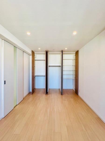 壁一面が収納です。お洋服からカバンまで丁寧に保管できそう。