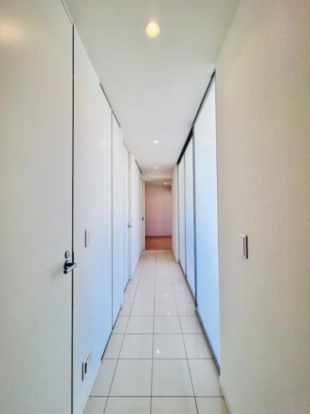 廊下にもLDKからの光がしっかり届きます。