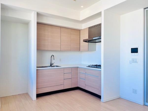 キッチンはL字型。お家でのお料理も捗りそうです。