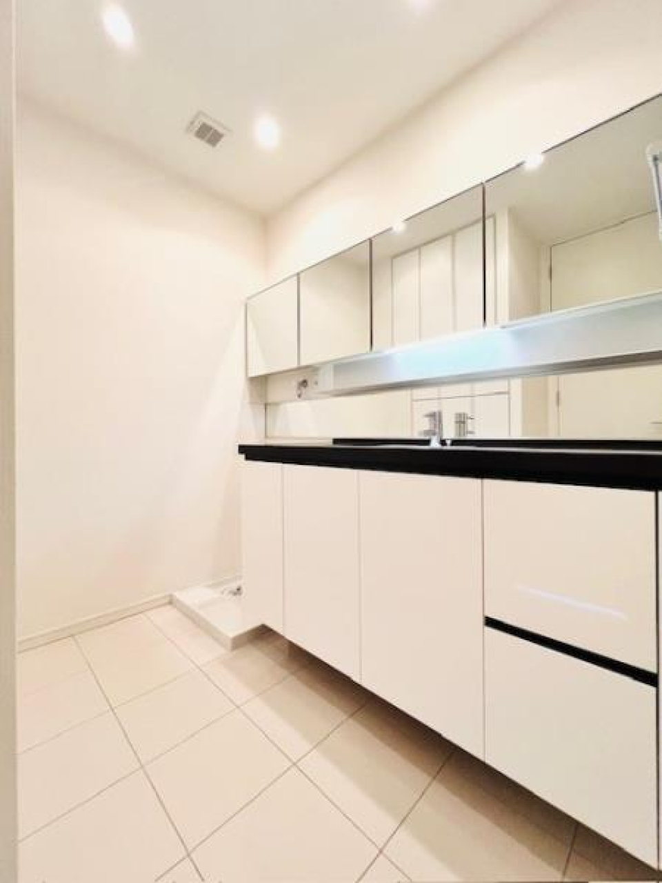 こちらは高級感あふれるパウダールーム。