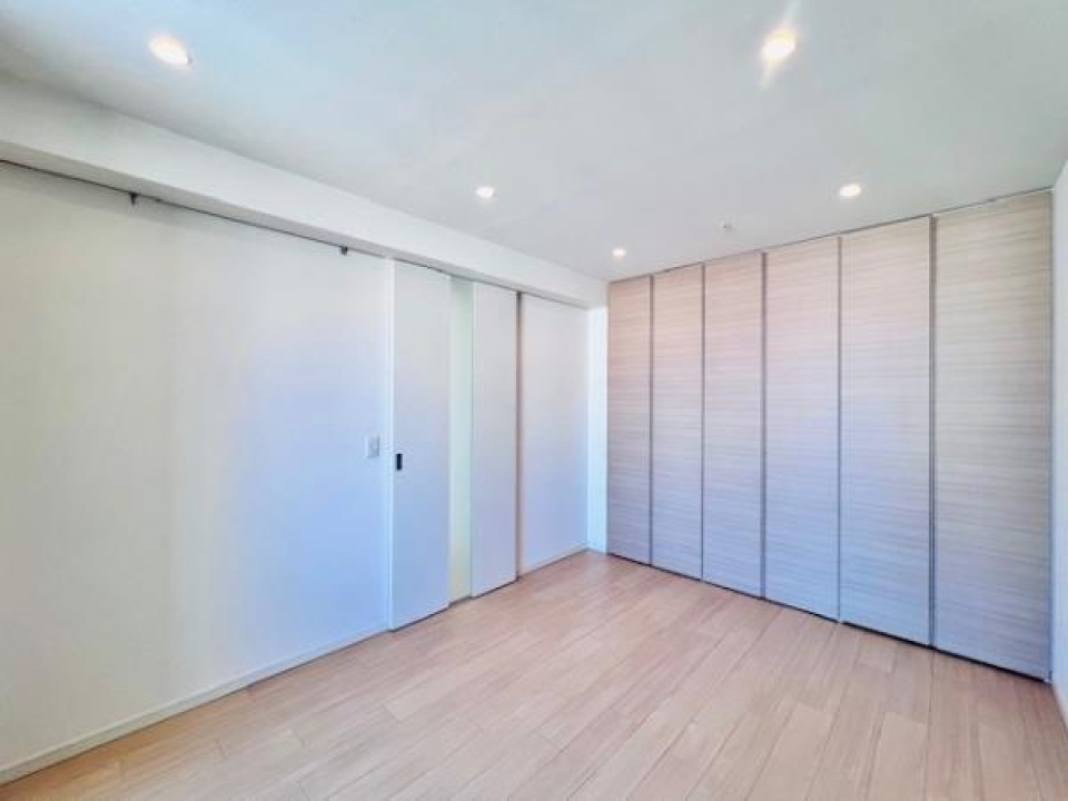 廊下から続く洋室は寝室に。