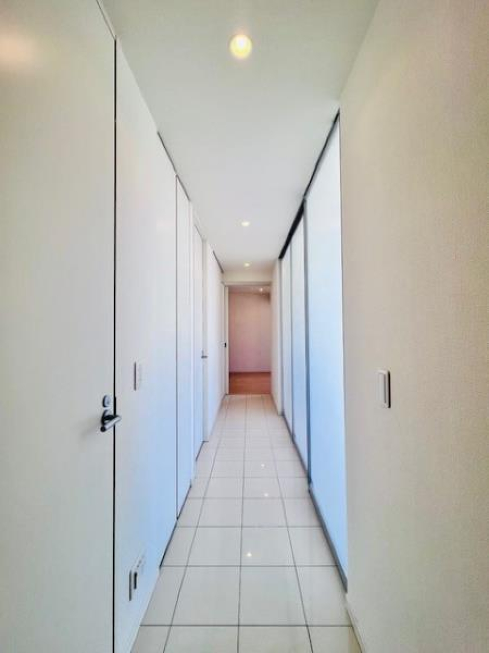 廊下にもLDKからの光がしっかり届きます。