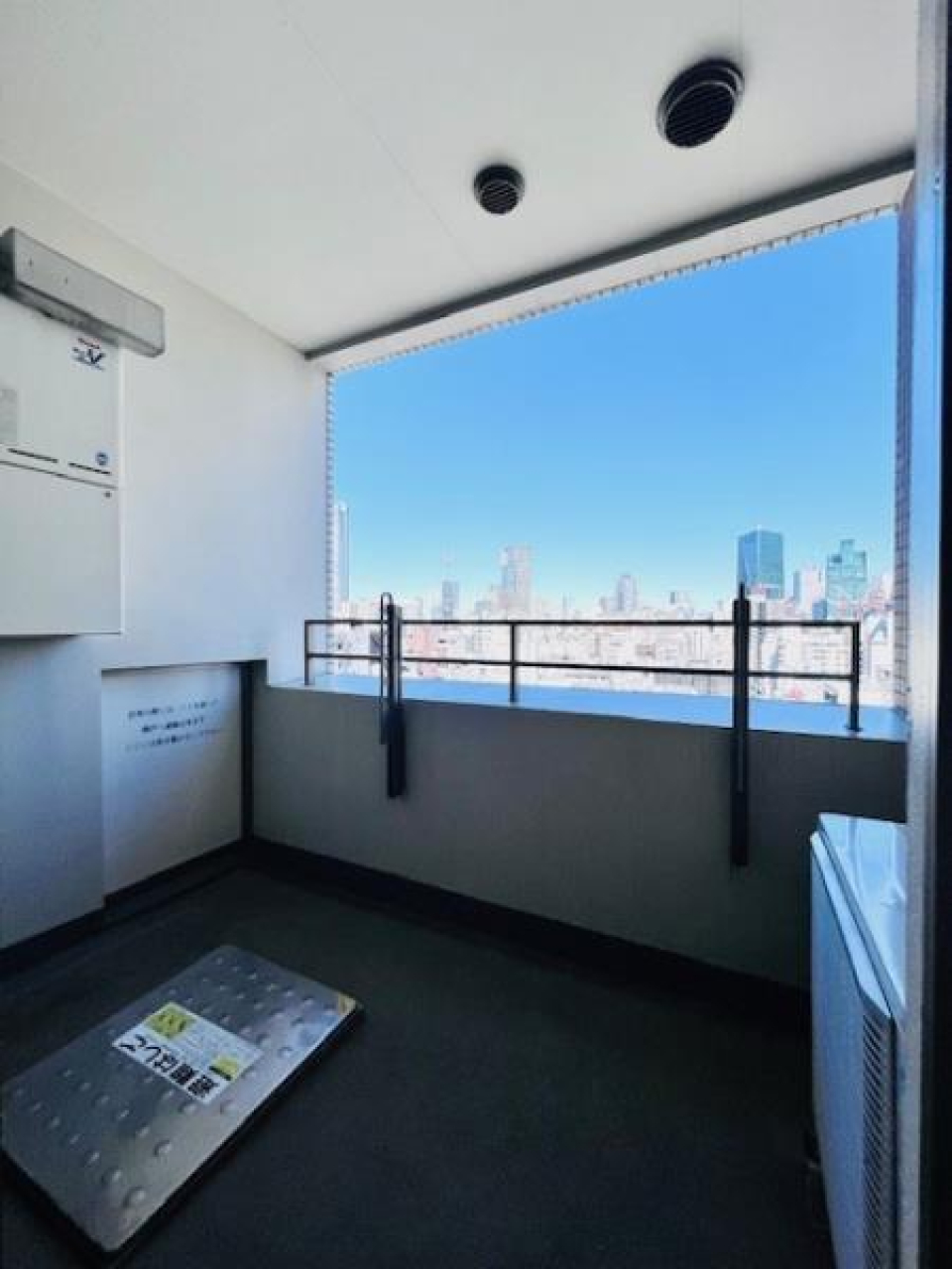 バルコニーは奥行きがあるタイプです。