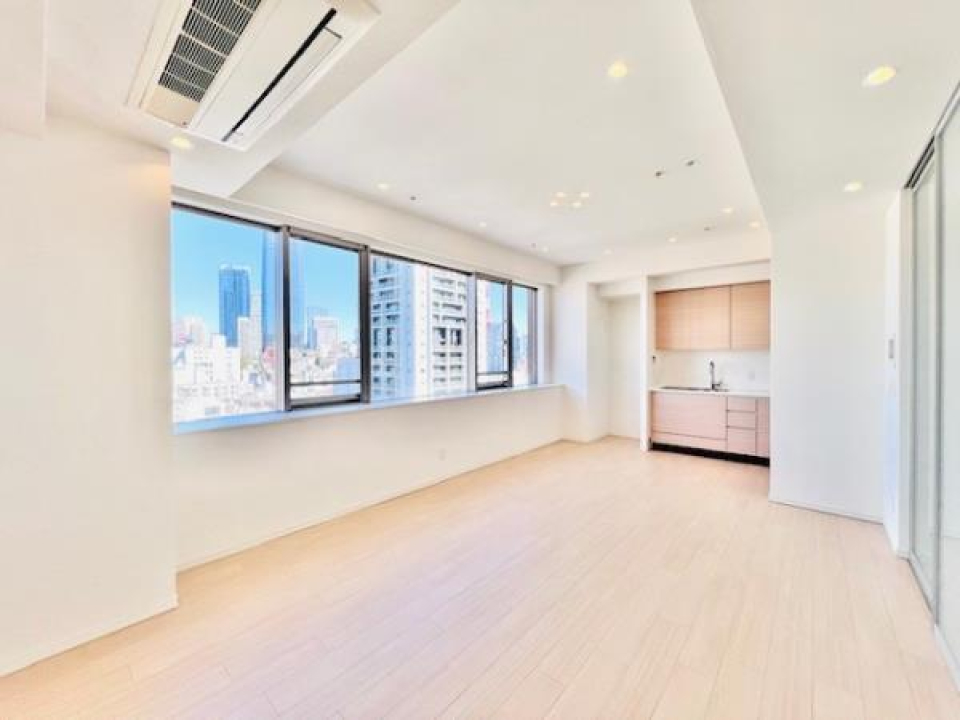 向かって左手にダイニングテーブルを。