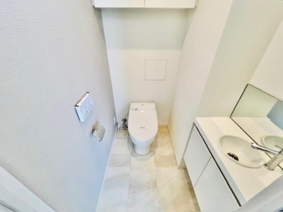 お手洗いにも専用の手洗い付きです。