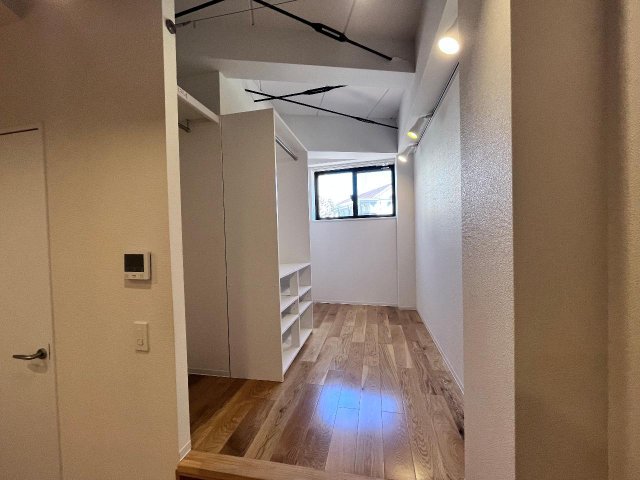 1段上がってベッドスペース。おこもり感がありますね。