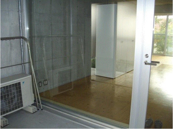 ガラスとコンクリのコントラストが素敵すぎる。