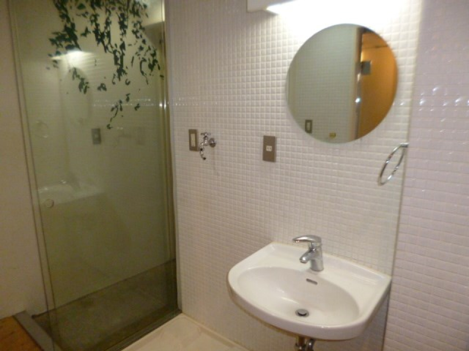 洗面所の鏡は丸いんです。