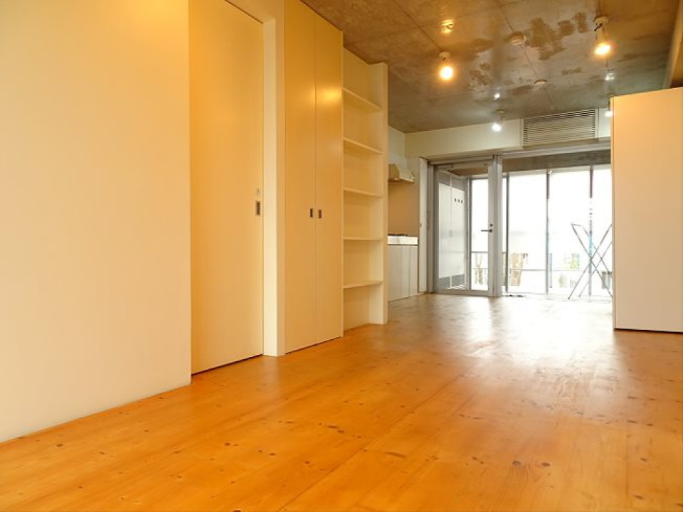 キッチンや水回りはこちら側の壁にまとまっています。