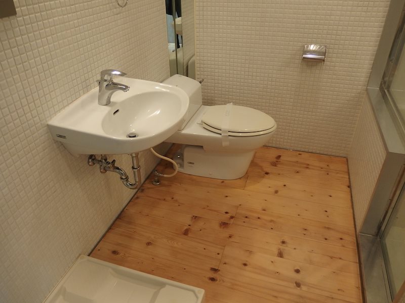 同室のトイレと洗面は、床が木目なのも素敵&hellip;！