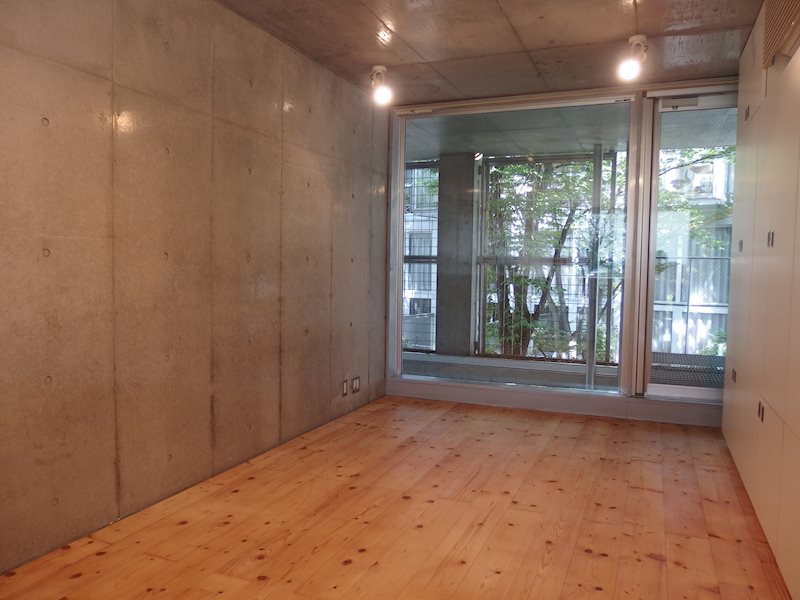 足元から天井まで一枚のガラスでできている窓で、透明感があります。