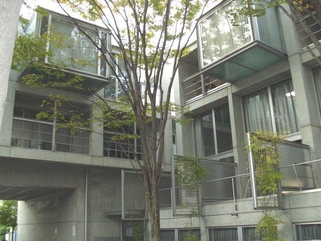 建物と緑のコントラストから、別荘やホテルに来たような非日常性を感じます。