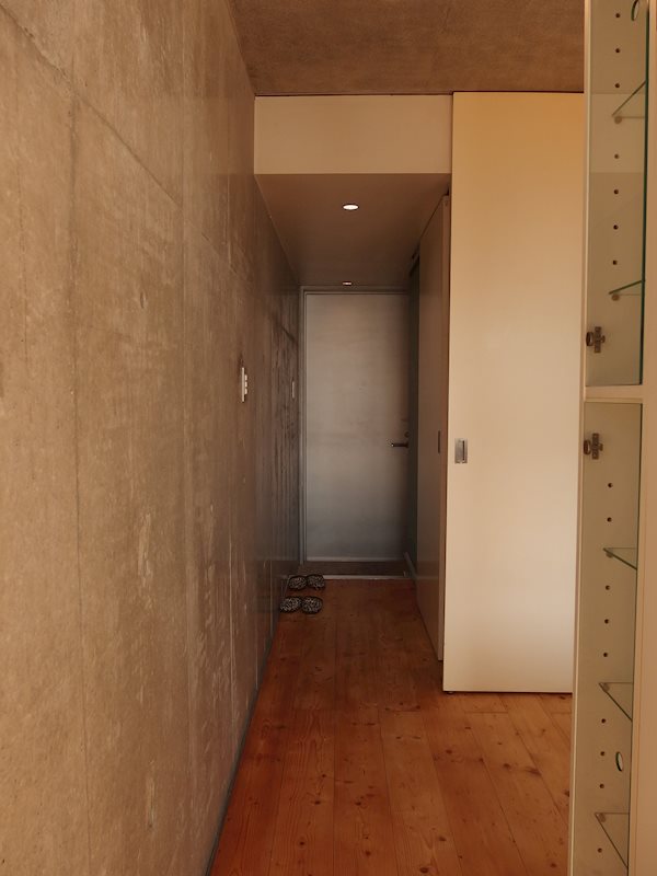 玄関周りもスッキリシンプルな作り。