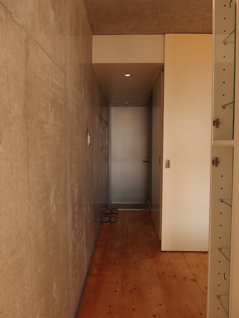 玄関周りもスッキリシンプルな作り。