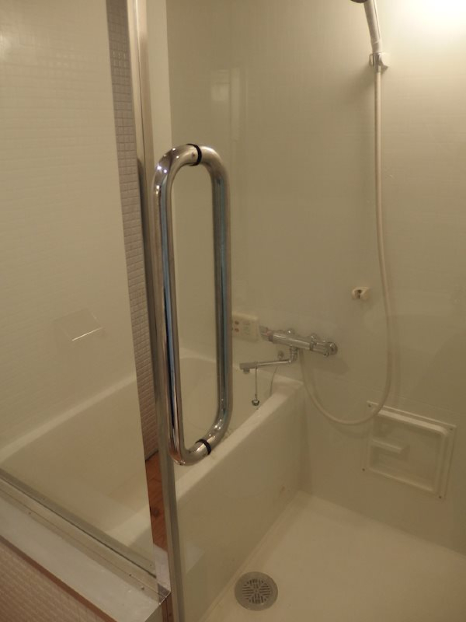 お風呂もホテルライクにガラスの扉です。