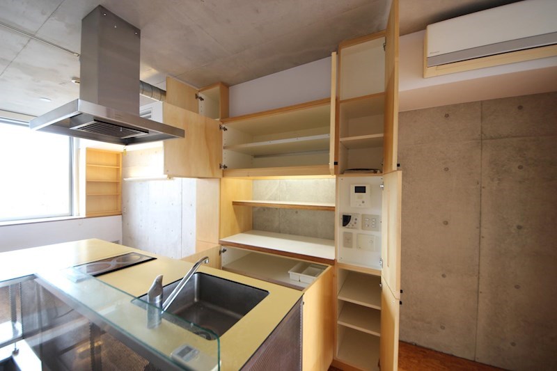 背面は大容量の収納！調理家電からお皿まで全て入りそうです。