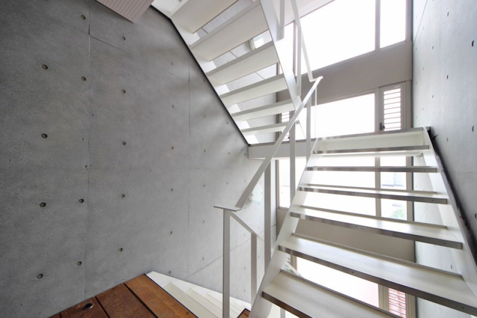 スケルトンの階段は光を通して美しい…